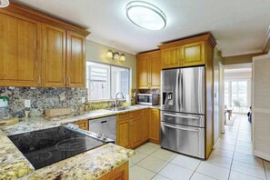 Coffee/tea maker, fridge, microwave, oven - Waterfront Hawaii Kai Gem with Crater Views & Pool by the Beach (Honolulu)