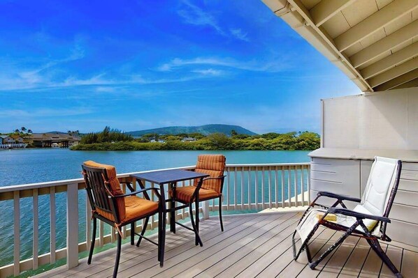 Outdoor dining - Waterfront Hawaii Kai Gem with Crater Views & Pool by the Beach (Honolulu)