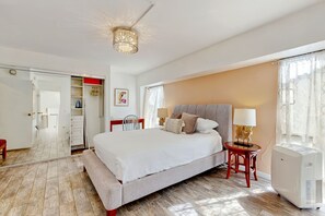 Ein Hotelzimmer mit einem Bett, einem Nachttisch, einer Lampe und einem Heizgerät.