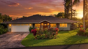 A single-story house with a garage, a front porch, and a well-maintained lawn. - The Palm House Family Retreat at Princeville - Mins to Beach, Shops, Dining (Princeville)