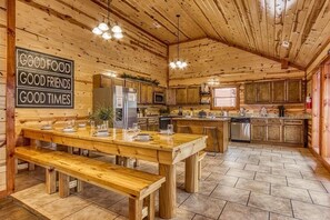 House, Multiple Beds (Eat, Drink and Be Beary) | Dining - Eat, Drink and Be Beary (Sevierville)