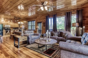 Ferienhaus, Mehrere Betten (Four Bears Lodge) | Wohnbereich