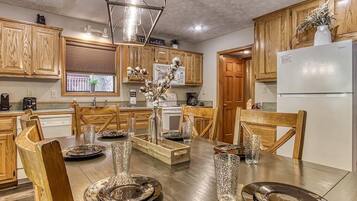 House, Multiple Beds (Foxes Den) | Dining