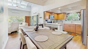 Una cocina moderna con armarios de madera, un microondas y un refrigerador.