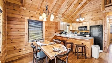 House, Multiple Beds (Happy Days) | Dining