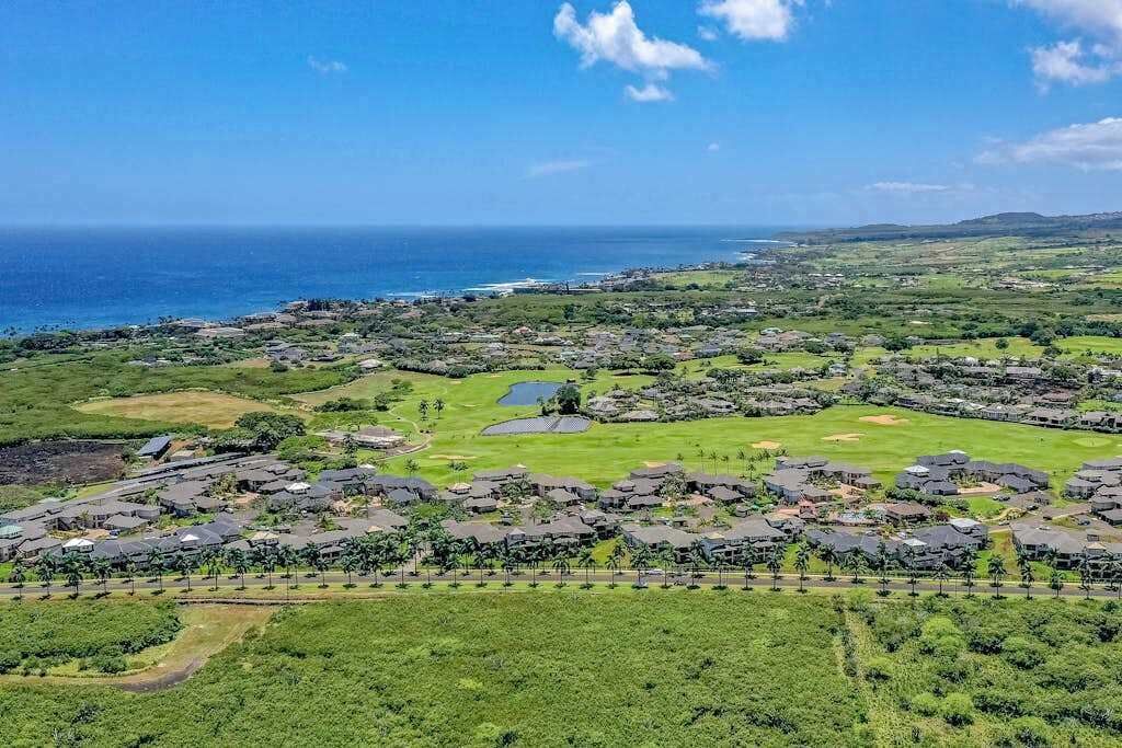 Un resort costero con varias edificaciones, zonas verdes y un campo de golf.