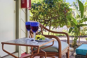 Outdoor dining - *New* Step-Free Princeville Stay with Two Lanais and Pool (Princeville)