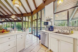 Coffee/tea maker, fridge, microwave, oven - Tropical Princeville Corner Villa with Full AC, Sleeps 8 (Princeville)
