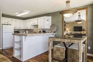 Wasserkocher mit Kaffee-/Teezubehör, Kühlschrank, Mikrowelle, Ofen