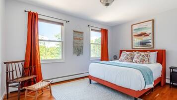 Desk, travel crib, WiFi, bed sheets
