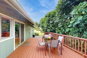 Outdoor dining - Ideally Located Princeville Home with Large Lanai, Yard & Views (Princeville)