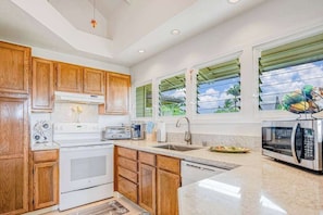 Coffee/tea maker, fridge, microwave, oven - Princeville Corner Studio with Fast WiFi, Mountain Views & Pool (Princeville)