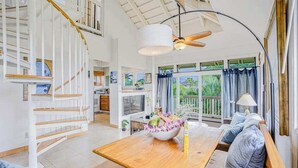 Interior - NEW Corner Princeville Loft Studio with Hanalei Mountain Views (Princeville)