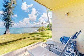 Terrace/patio - Easy Kapaa Oceanfront Studio - Walk to Pool, Beach & Dining (Kapaa)