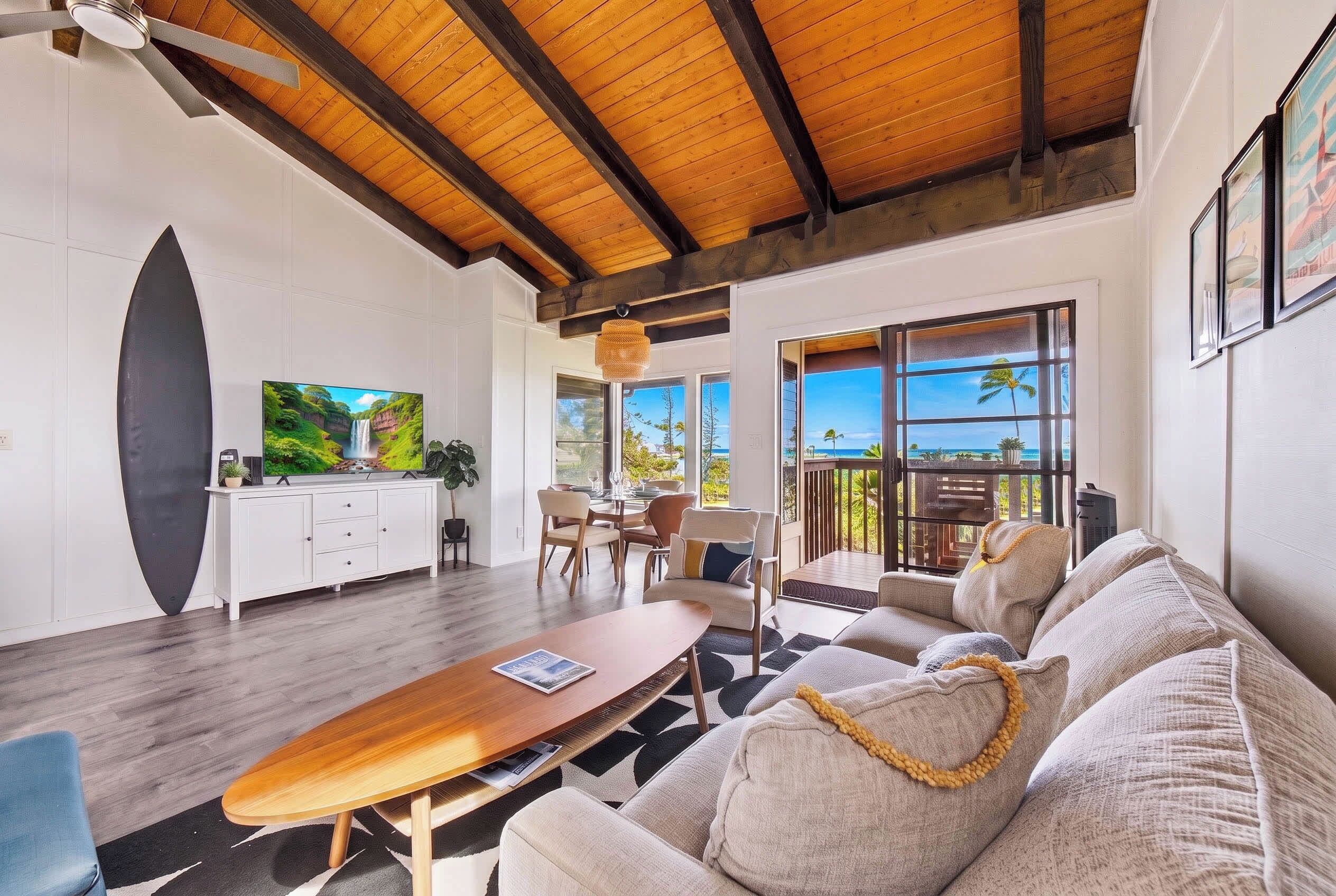 Open living and lounging area with lanai access 