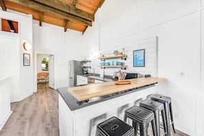 Wasserkocher mit Kaffee-/Teezubehör, Kühlschrank, Mikrowelle, Ofen