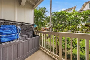 Ein Balkon mit einer grauen Ablage und einem blauen Handtuch.