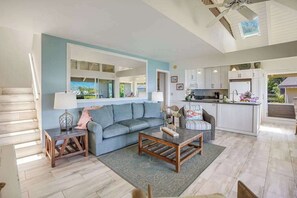 TV, offices - Oceanfront Princeville Condo with Loft, WiFi, Pool & Hot Tub (Princeville)