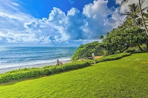 On the beach - Private-Lanai Kapaa Studio with Pool, BBQ & Beach Access (Kapaa)