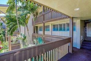 Property grounds - Stay Near the Beach in a Wailua Bay Condo with Pool & Free WiFi (Kapaa)