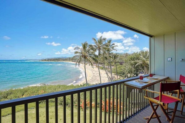 Outdoor dining - Stay Near the Beach in a Wailua Bay Condo with Pool & Free WiFi (Kapaa)