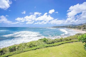 On the beach - Settle Into a Beachfront Coastal Oasis with Pool & Private Balcony (Kapaa)