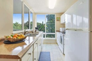Coffee/tea maker, fridge, microwave, oven - Princeville Condo with Heated Pool, Hot Tubs, Tennis & Balcony (Princeville)