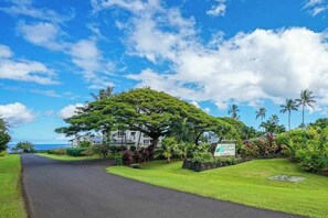 Property grounds - Princeville Condo with Heated Pool, Hot Tubs, Tennis & Balcony (Princeville)