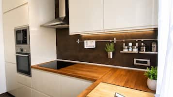 Deluxe Apartment, Balcony | Private kitchen | Cookware/dishes/utensils