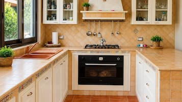 Comfort Apartment, Courtyard View | Private kitchen | Cookware/dishes/utensils