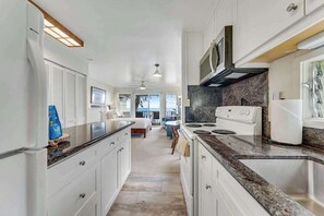 Wasserkocher mit Kaffee-/Teezubehör, Kühlschrank, Mikrowelle, Ofen