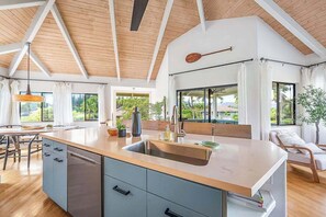 Wasserkocher mit Kaffee-/Teezubehör, Kühlschrank, Mikrowelle, Ofen