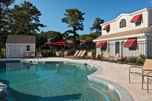 Outdoor pool - Wilder Inn South Wellfleet, Outset Collection by Hilton (Wellfleet)