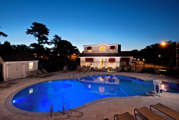 A swimming pool with a house in the background. - Wilder Inn South Wellfleet, Outset Collection by Hilton (Wellfleet)