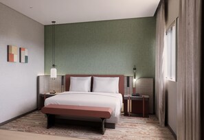 Habitación de hotel con cama, mesitas de noche, un banco, un reloj de pared y una ventana con cortinas.