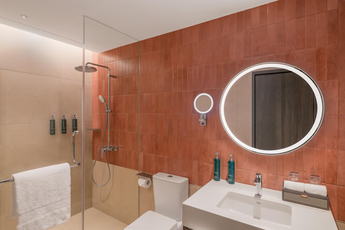 Suite Deluxe, 1 cama de matrimonio grande con sofá cama | Ducha del cuarto de baño