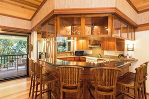 Wasserkocher mit Kaffee-/Teezubehör, Kühlschrank, Mikrowelle, Ofen