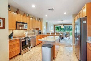 Coffee/tea maker, fridge, microwave, oven - Spacious Princeville Home with AC, Pool & Golf Course Views (Princeville)