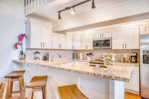 Coffee/tea maker, fridge, microwave, oven - Bright Two-Story Princeville Condo with W/D, Pool & Free WiFi (Princeville)