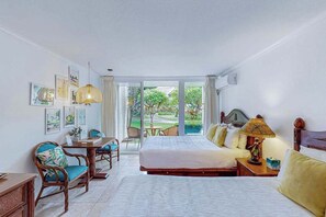 Iron/ironing board, WiFi, bed sheets - Calm Garden-View Kapaa Studio by the Beach Pool (Kapaa)