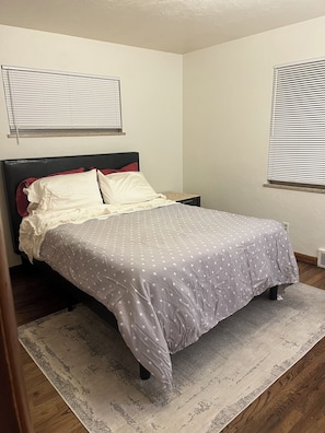 Iron/ironing board, WiFi, bed sheets - Sunset on Ninth (Longmont)