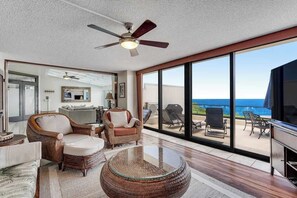TV, offices - Oceanfront Princeville Condo with Big Lanai, W/D, Tennis & Pool (Princeville)