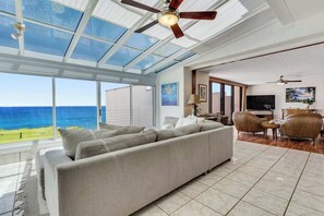 TV, offices - Oceanfront Princeville Condo with Big Lanai, W/D, Tennis & Pool (Princeville)