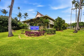 Kaksikerroksinen rakennus, jonka kyltissä lukee: ”Plantation Hale Suites”.