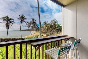 Property grounds - Stay on the Coconut Coast in a Condo with Pool, W/D & Free WiFi (Kapaa)