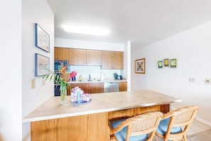 Wasserkocher mit Kaffee-/Teezubehör, Kühlschrank, Mikrowelle, Ofen