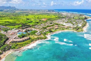 A coastal resort with beachfront properties, a golf course, and a large hotel complex. - NEW Coconut Coast Oceanfront Stay Near Kapa'a (Kapaa)