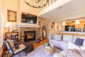 Smart TV, fireplace - Mount LiveJoy- two king suites, community amenities! (Boone)