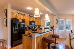 Coffee/tea maker, fridge, microwave, oven - Mount LiveJoy- two king suites, community amenities! (Boone)