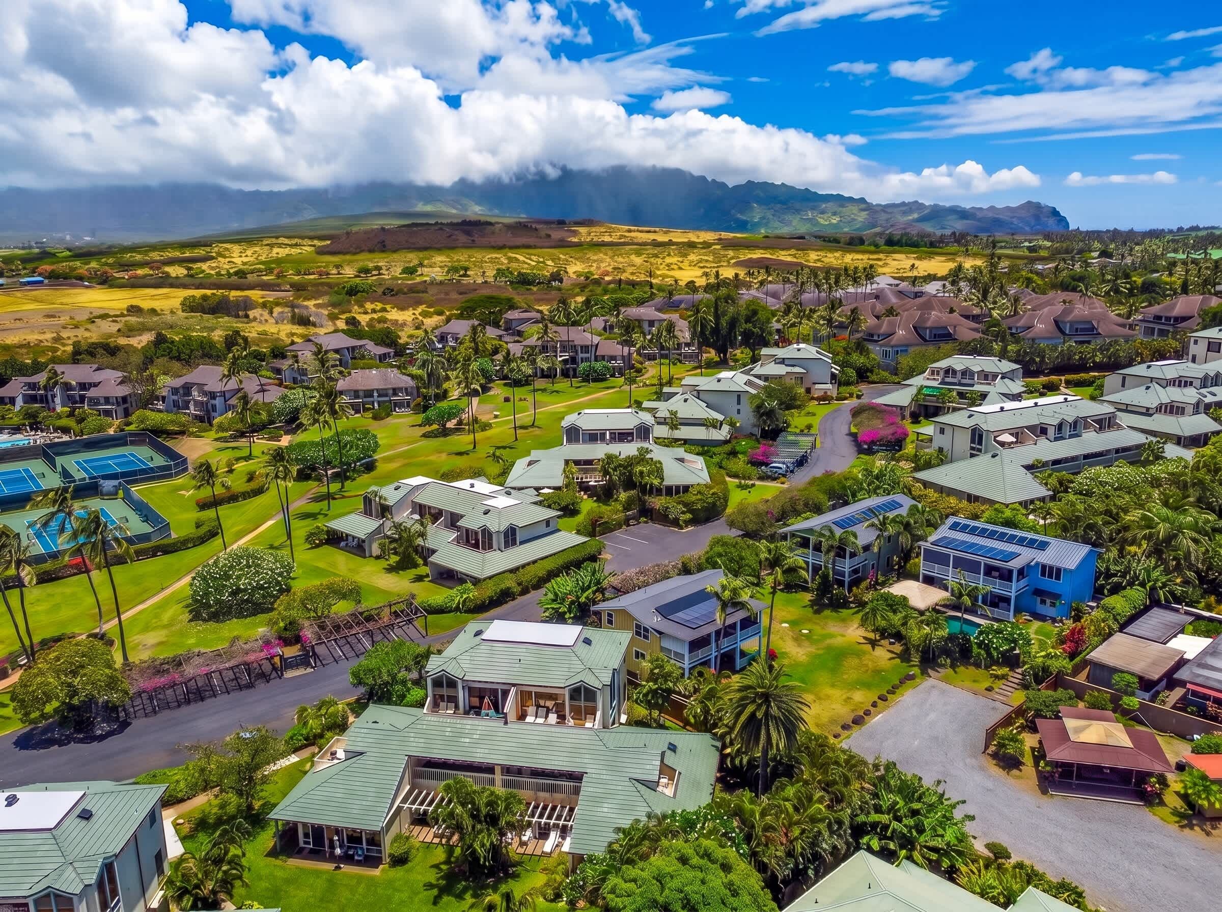 Zona residencial com várias casas, campo de golfe e montanhas ao fundo.